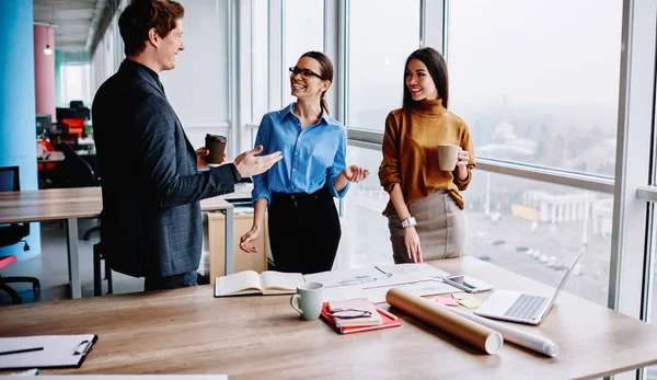 Feliz Colegas Masculinos Femeninos Que Celebran Proyecto Realizado Con Éxito — Foto de Stock