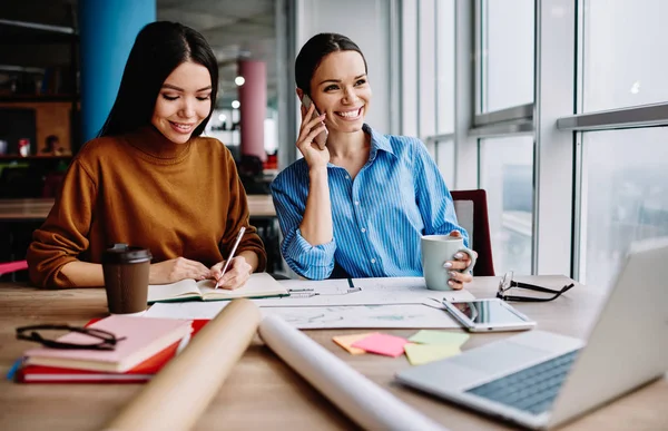 Mujer Trabajadora Alegre Teniendo Conversación Teléfono Móvil Conversando Trabajo Sentada —  Fotos de Stock