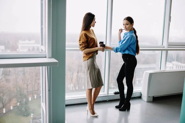 站在阁楼内部办公室交流的女同事的全长肖像 迷人的穿着时髦服装的高加索商人在喝咖啡休息时间谈论工作 — 图库照片