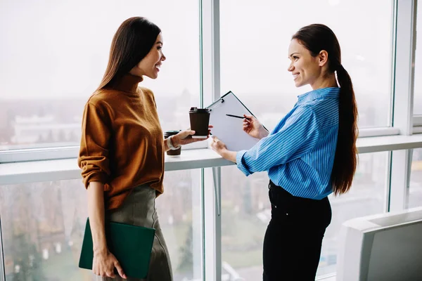 Mujeres Trabajadoras Alegres Que Sugieren Colega Que Firme Papeles Que —  Fotos de Stock