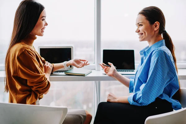 Queridas Cautas Compañeras Sirias Que Hablan Sobre Planificación Proyectos Sentadas — Foto de Stock