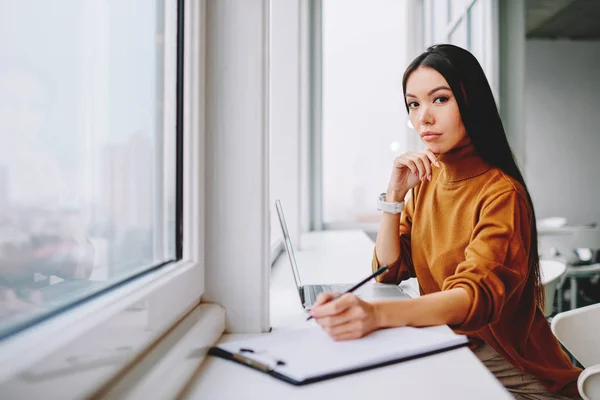 Portrait Une Employée Brune Sérieuse Assise Avec Ordinateur Portatif Faisant — Photo