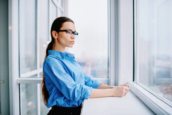 将来の計画を考えると ロフトのインテリアオフィスの窓を見て眼鏡で深刻な原因アジアの女性 キャリアとビジネスについての正式な摩耗熟考で会社の自信の女性の所有者 — ストック写真