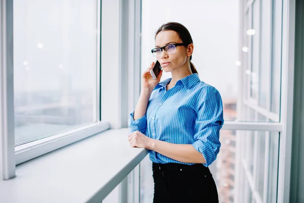 Seriosa Imprenditrice Caucasica Occhiali Con Conversazione Telefonica Mobile Controllando Equilibrio — Foto Stock