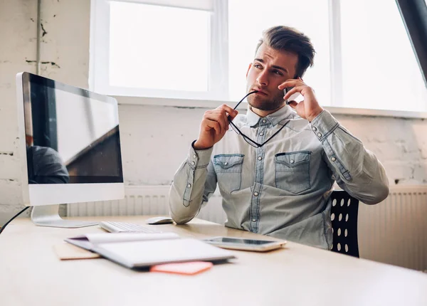 Tânăr Grijuliu Uzură Casual Gândire Soluție Afaceri Timpul Conversației Telefonice — Fotografie, imagine de stoc