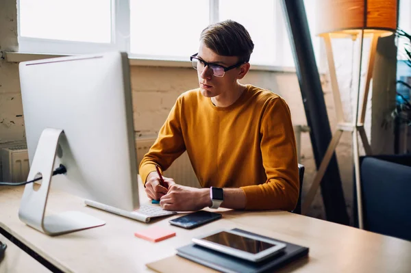 Pensieve Jongeman Bril Voor Oogbescherming Kijken Naar Het Bestuderen Van — Stockfoto