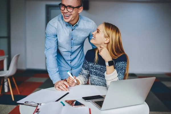 Positive Young Man Woman Dressed Casual Wear Laughing Collaboration Architectural — Stock Photo, Image