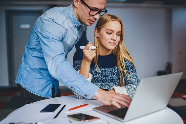 Los Colegas Inteligentes Actualizan Perfil Dispositivo Portátil Moderno Utilizando Conexión — Foto de Stock