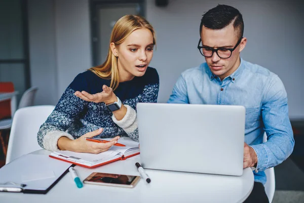 Dos Estudiantes Inteligentes Que Discuten Sitio Web Internet Portátil Utilizando — Foto de Stock