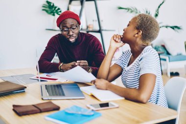Afrika kökenli Amerikalı erkek öğretmen, evde özel dersler alan genç bir bayana bilgi veriyor. Koyu tenli meslektaşlar, bilgisayarla bilgisayardaki fikirleri tartışıyor.