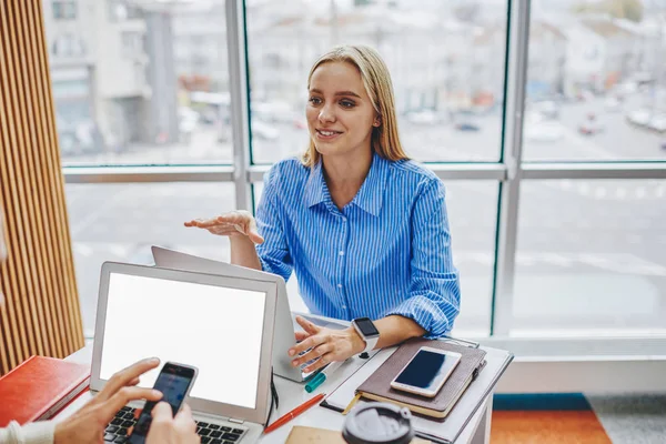 Söt Ung Kvinna Klädd Casual Wear Gestikulerande Händer Samtidigt Förklara — Stockfoto