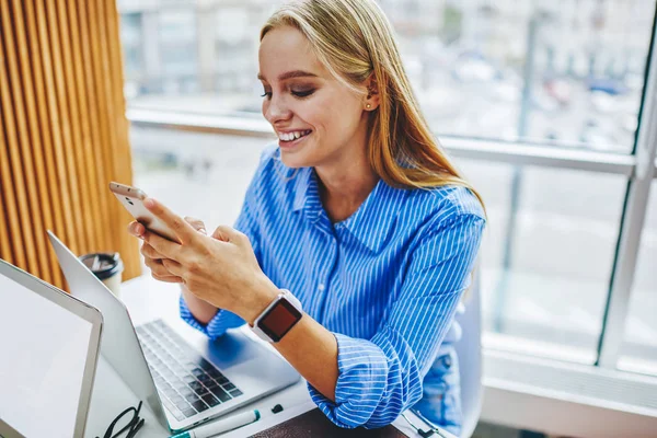 Jeune Femme Souriante Avec Une Touche Intelligence Main Dactylographier Texte — Photo