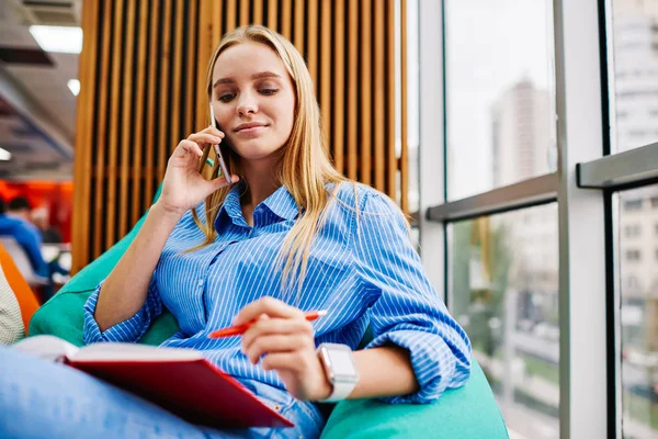 Estudiante Inteligente Llamando Teléfono Inteligente Para Hablar Con Operador Comprobar — Foto de Stock