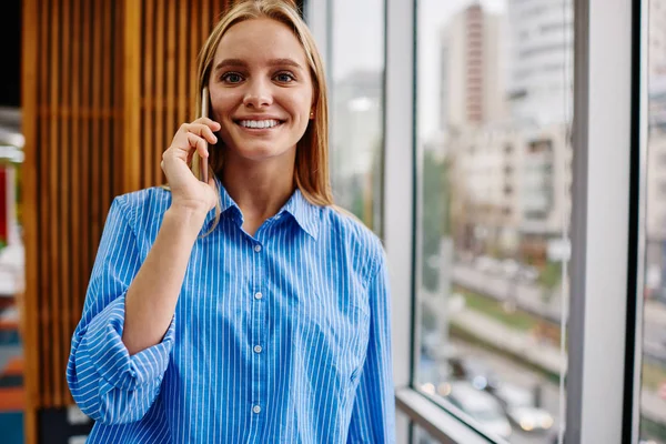 Retrato Bela Jovem Vestido Desgaste Casual Sorrindo Para Câmera Chamar — Fotografia de Stock