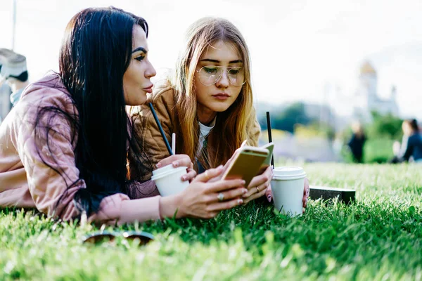 Kadın Arkadaşlar Sohbet Ediyor Akıllı Telefonlar Hakkında Multimedya Dosyaları Paylaşıyorlar — Stok fotoğraf