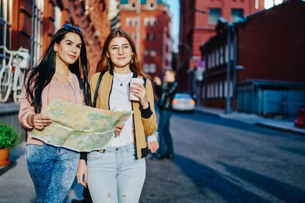 Positive Hipstermädchen Zufrieden Mit Dem Urlaub Der Stadt Wenn Sie — Stockfoto