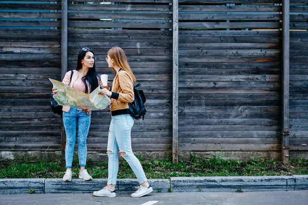 도시에서 산책하기에 아이디어를 토의하고 브루넷 금발의 관광객들 여행하는 여성들은 지도를 — 스톡 사진