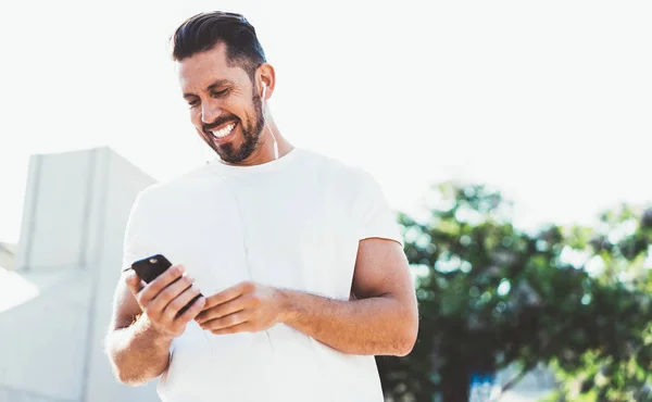 Debajo Vista Hombre Alegre Vestido Camiseta Con Espacio Copia Para — Foto de Stock