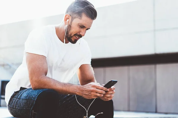 Bearded Kaukasiska Manliga Joggare Klädd Eleganta Sportkläder Läsning Fick Meddelande — Stockfoto