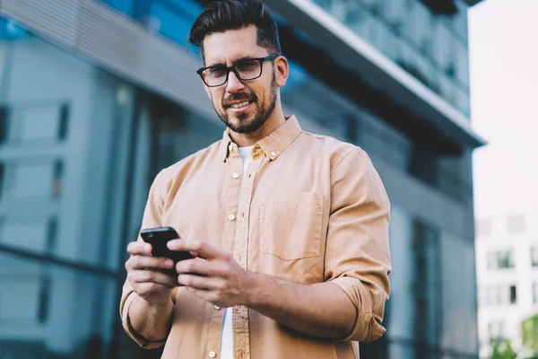 Ritratto Bell Uomo Caucasico Con Tecnologia Moderna Comunicazione Piedi Ambiente — Foto Stock