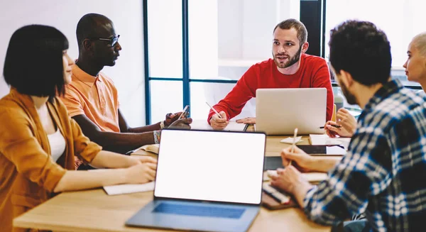 Líder Equipe Trabalho Multirracial Reunindo Com Equipe Discutindo Planos Estratégias — Fotografia de Stock