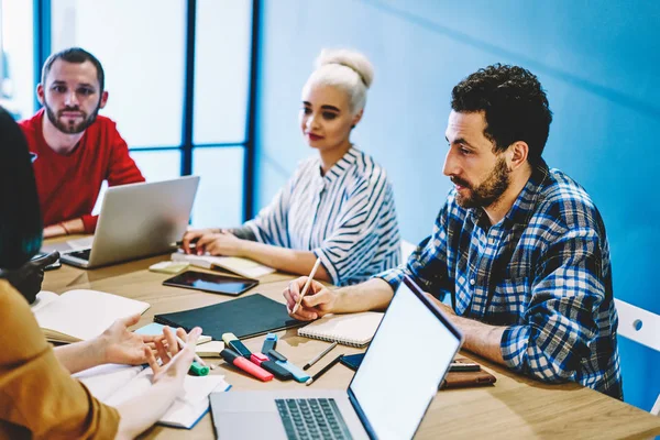 African American Leader Working Crew Having Meeting Multiracial Colleagues Office – stockfoto