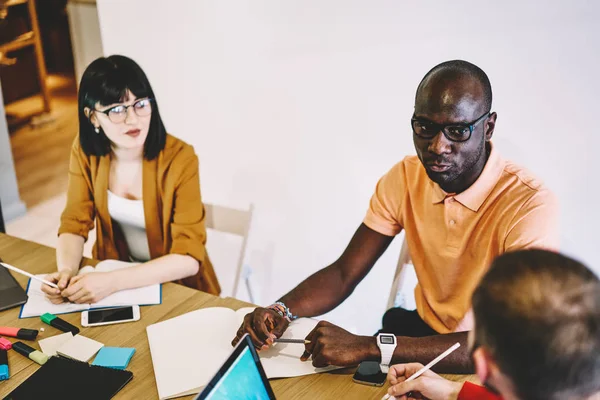 Multiraciale Collega Die Conferentie Het Opstarten Van Een Bedrijf Project — Stockfoto