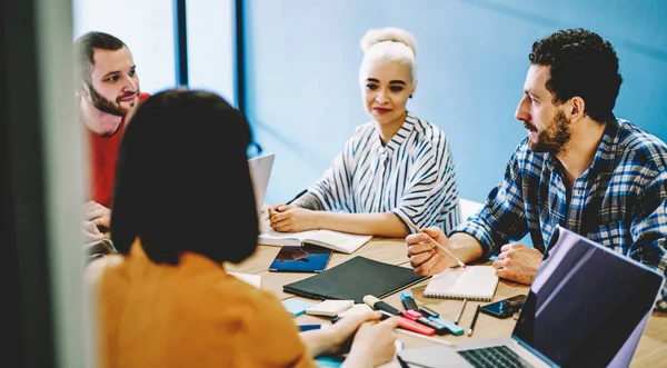 Multiracial Male Female Colleagues Sitting Meeting Together Having Interesting Conversation – stockfoto