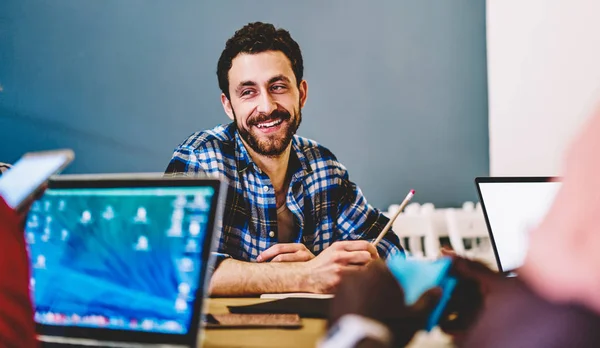 Smiling Bearded Hipster Guy Casual Wear Enjoying Working Process Crew – stockfoto