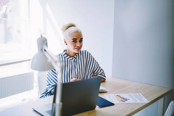 Attractive Blonde Mujer Gerente Administrativa Sentada Despacho Con Ordenador Portátil — Foto de Stock