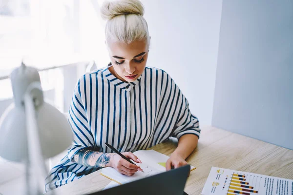 Pretty Blonde Woman Employee Checking Accounting Company Strategy Office Concentrated – stockfoto