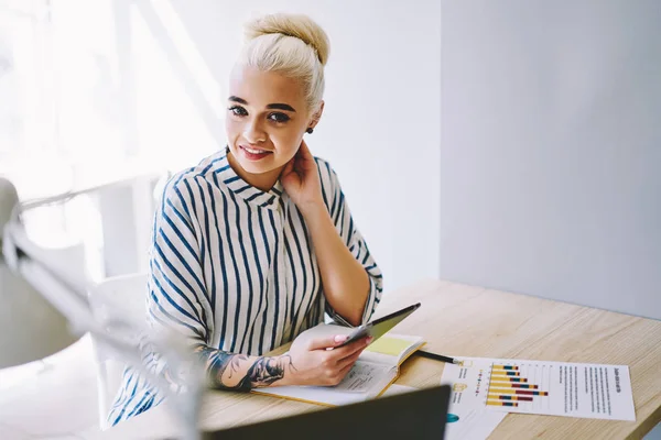 Portrait Charming Blonde Businesswoman Looking Camera Sitting Office Smiling Caucasian — kuvapankkivalokuva