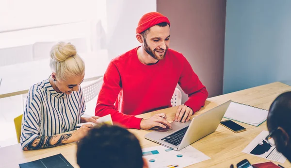 Casual Gekleed Multiraciale Mannelijke Vrouwelijke Studenten Groep Plezier Hebben Tijdens — Stockfoto