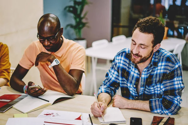 Serious Clever Multiracial Male Colleagues Making Noted Creative Ideas Project – stockfoto