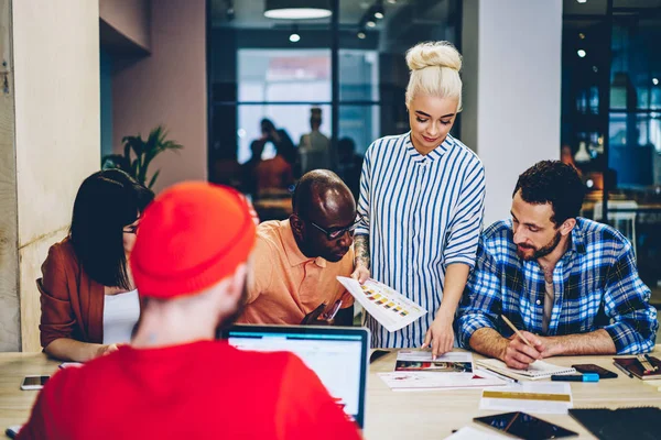 Junge Professionelle Trainerin Macht Schulungsworkshop Lektion Für Ein Studententeam Das — Stockfoto