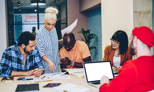 Positives Weibliches Mitglied Des Arbeitenden Multirassischen Teams Teilt Ihre Ideen — Stockfoto