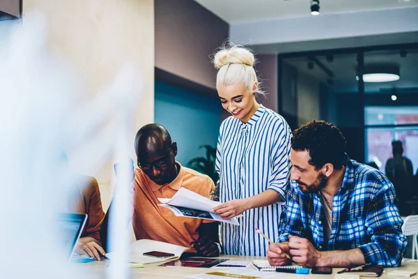 Cheerful Female Leader Working Multiracial Group Satisfied Results Employees Cooperation – stockfoto