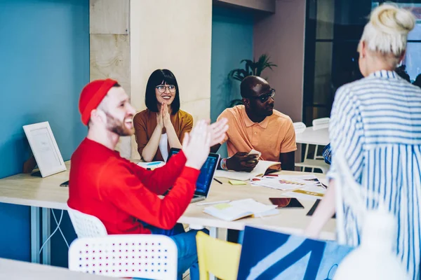 Alegre Tripulación Multirracial Los Empleados Felicita Compañera Con Logro Profesional —  Fotos de Stock