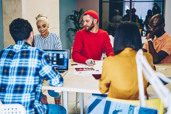 Multiraciale Bemanning Van Mannelijke Vrouwelijke Werknemers Die Samen Tijd Doorbrengen — Stockfoto