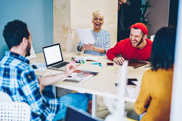 Happy Multiracial Male Female Employees Having Fun Common Working Process – stockfoto