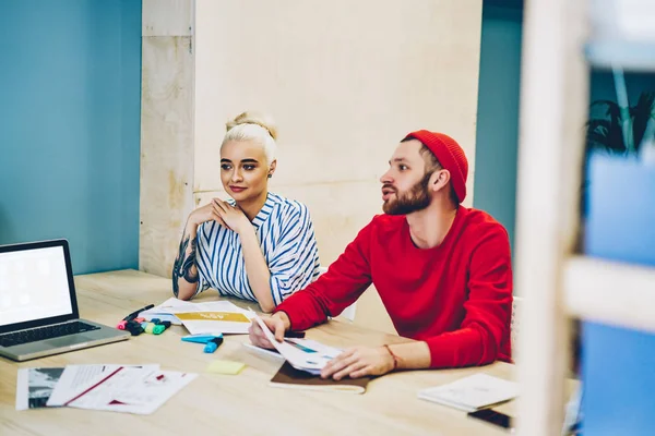 Clever Male Female Employees Sitting Desktop Together Talking Project Cooperation – stockfoto