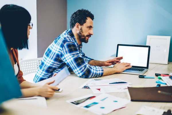 Hombre Serio Con Desgaste Ocasional Usando Ordenador Portátil Con Pantalla — Foto de Stock