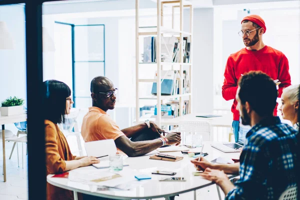 Qualifizierte Männliche Und Weibliche Kollegen Diskutieren Startup Pläne Besprechungstisch Coworking — Stockfoto