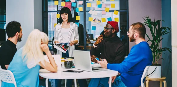 Creative Female Manager Share Her Ideas Project Diversity Crew Employees – stockfoto