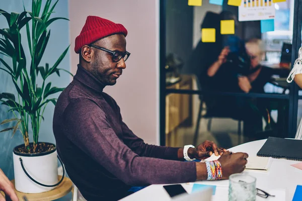 Vista Lateral Del Hipster Africoamericano Con Información Para Planificación Proyectos — Foto de Stock