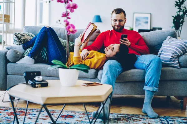 Familia Joven Descansa Fin Semana Casa Juntos Enviando Tiempo Hobby —  Fotos de Stock