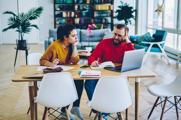 Kaukasisk Kvinna Tittar Webinar Bärbar Dator Lärande Med Man Kollega — Stockfoto