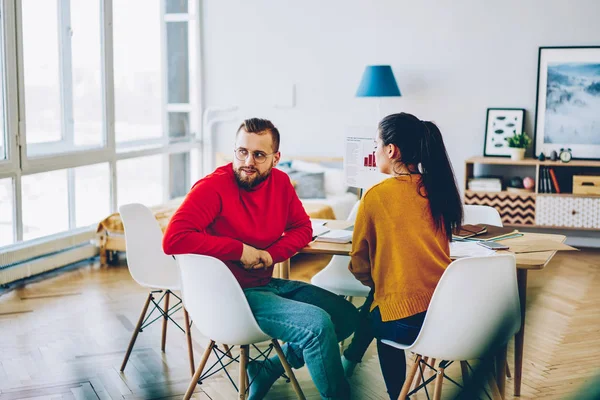 Vista Previa Mujer Con Papel Infográfico Para Mostrar Colega Hombre — Foto de Stock