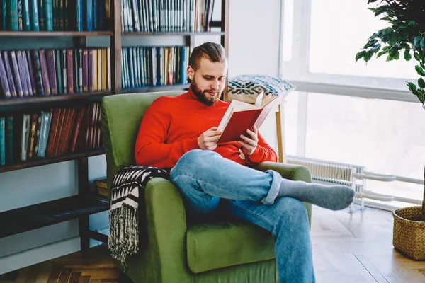 Sıradan Giyinmiş Beyaz Bir Adam Evde Kalıp Ilginç Romanların Keyfini — Stok fotoğraf