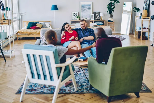 Grupo Alegre Hipsters Masculinos Femininos Que Têm Conversa Positiva Sala — Fotografia de Stock